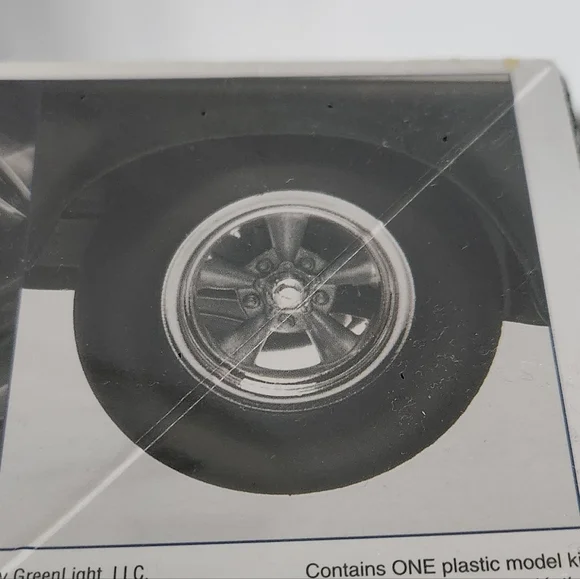 Revell Bullitt 1968 Ford Mustang GT 1:25 Scale Model Kit - Steve McQueen - Picture 12 of 15